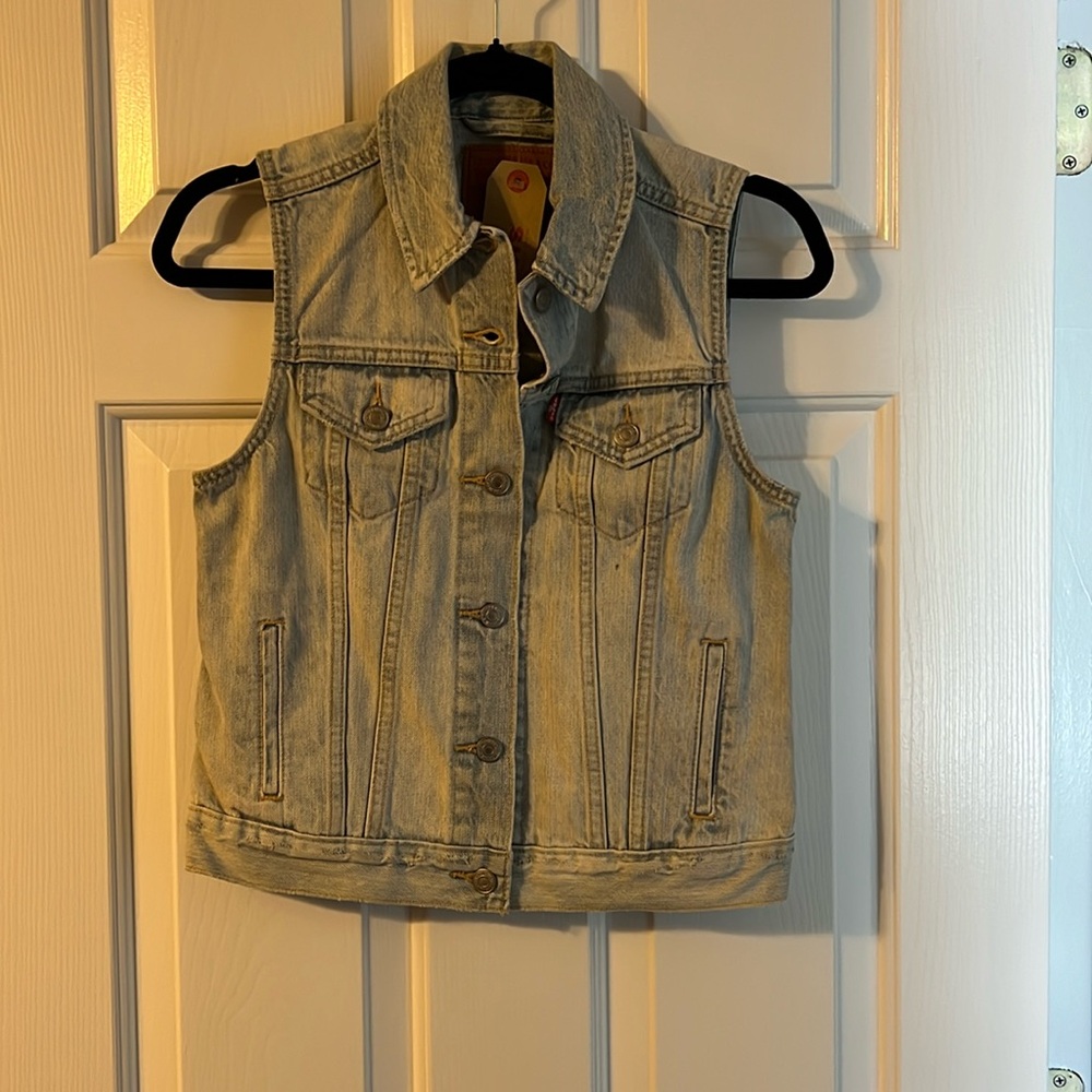 NWT  Levi’s denim vest in WOMENS XS, with pockets, subtle distressed along waist